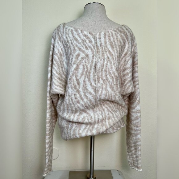 ABERCROMBIE & FITCH Beige & White Zebra Print Boatneck Dolman Sweater Large - Picture 4 of 9
